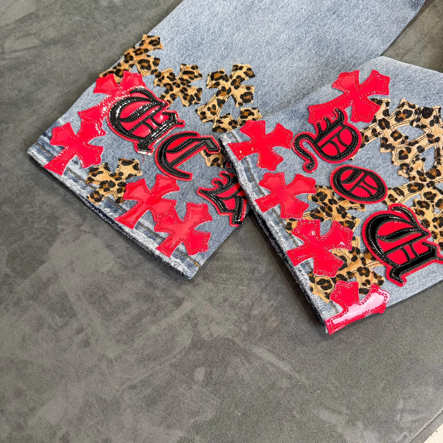 P280 Chrome Hearts blue denim with red black panther pattern multi-leather jeans. CH jeans need to be washed and then disassembled and hand-stitched with sheepskin cross leather and then spliced ​​to complete. The whole piece has too many craftsmanship to explain. The patchwork cross pattern is embellished, and the high-waisted washed jeans! ! Absolutely high-end luxury products, god-level single products and super popular products, made with top heavy industry, a must-see magic weapon. Customized hardware. The fabric is thick and soft after washing. It has good breathability. Customized small leather label. Unique design. The details are simple and elegant, and the workmanship is exquisite. The entire trousers are neatly routed and the details are in place! It’s so cool that both men and women can easily control the genderless trend! Color: Blue Size: 28 30 32 34 36